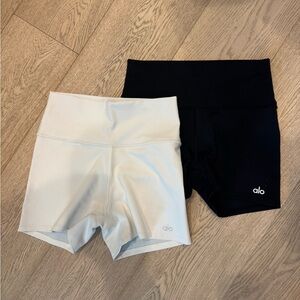 ALO Yoga Women's Bike Shorts - Black and Cream